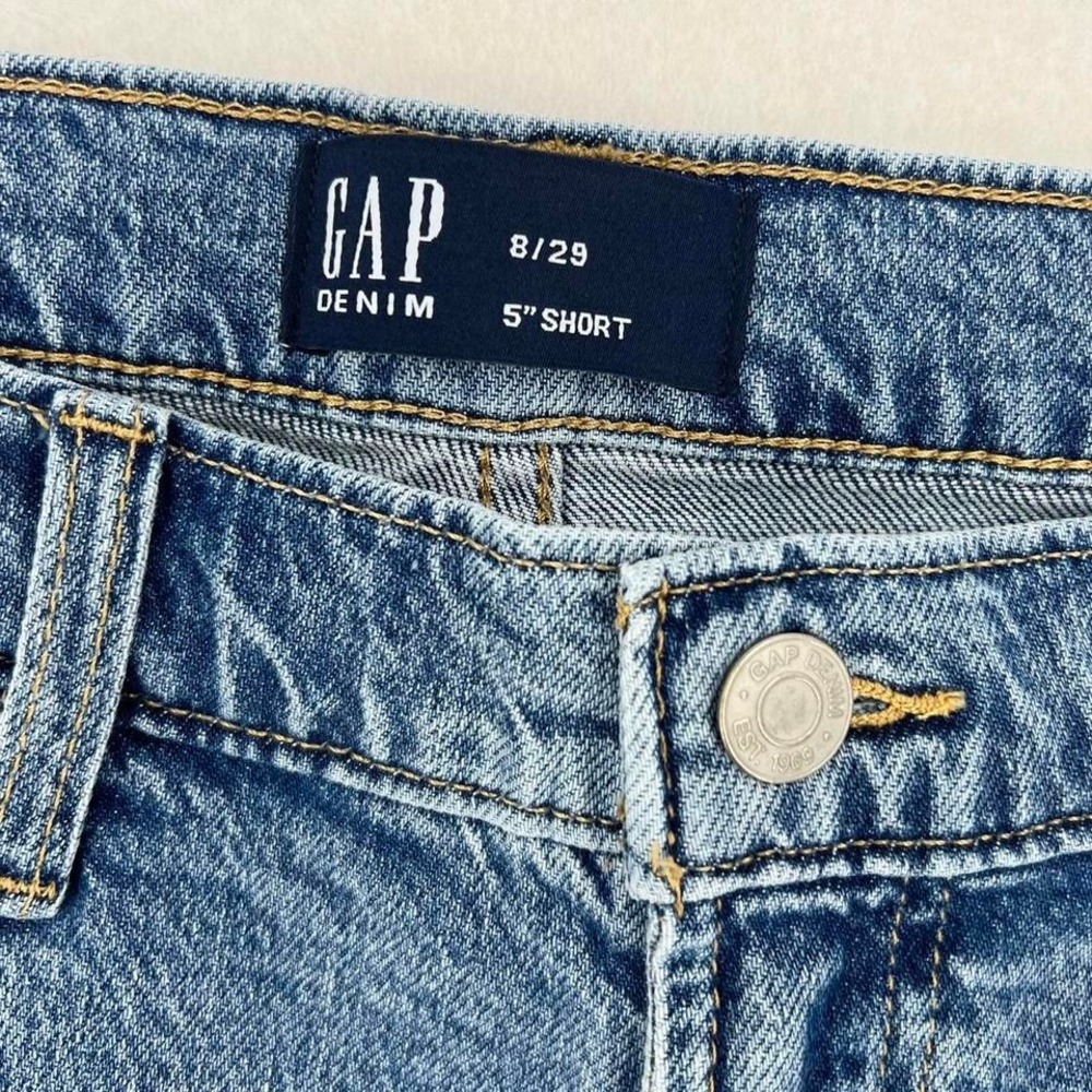 Gap Denim Shorts in Medium Wash with Frayed Hem NWT - Picture 3 of 7